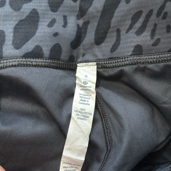 Lululemon - Hot Hot Short Animal Swirl Deep Coal Light - Size 6 - Gently Used!! - Picture 6 of 8